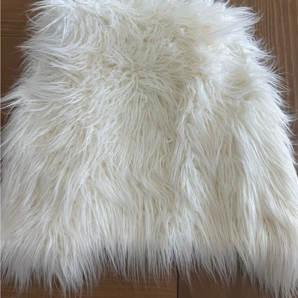 Guess White Faux Fur Vest - Picture 3 of 3